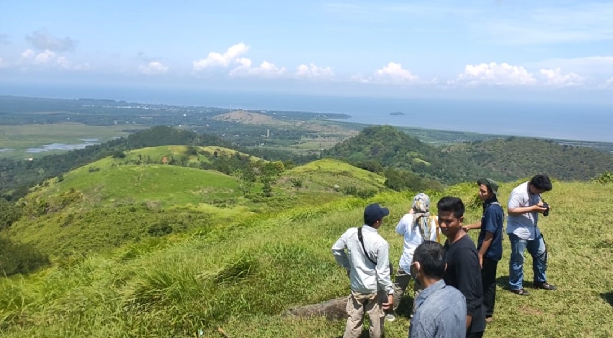 : Warga berwisata di Gunung Birah. MI/Faustinus Nua